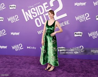 Maya Hawke feet photo thumbnail