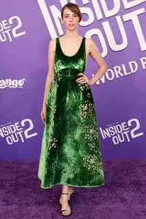 Maya Hawke feet photo thumbnail