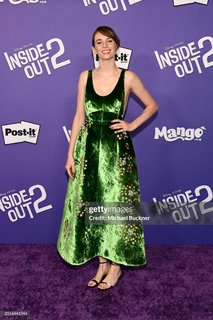 Maya Hawke feet photo thumbnail