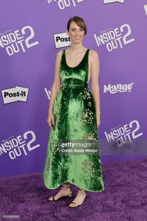 Maya Hawke feet photo thumbnail