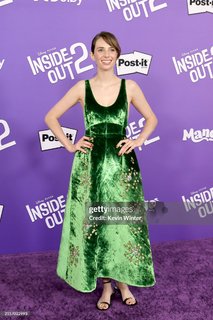 Maya Hawke feet photo thumbnail
