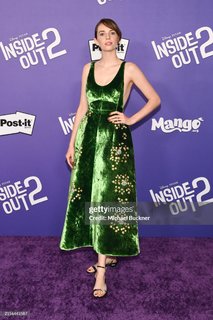 Maya Hawke feet photo thumbnail