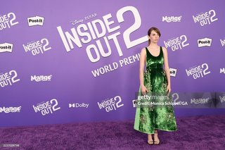 Maya Hawke feet photo thumbnail