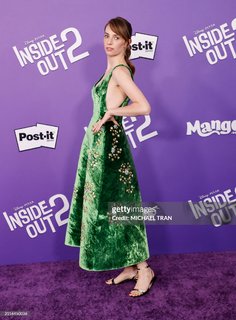Maya Hawke feet photo thumbnail