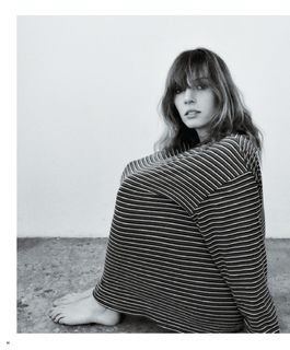 Maya Hawke feet photo thumbnail