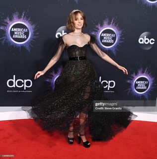 Maya Hawke feet photo 5