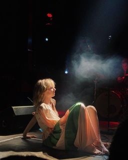 Maya Hawke feet photo 1
