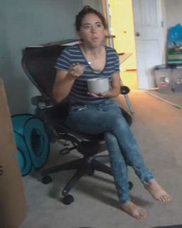Maya Higa feet photo thumbnail
