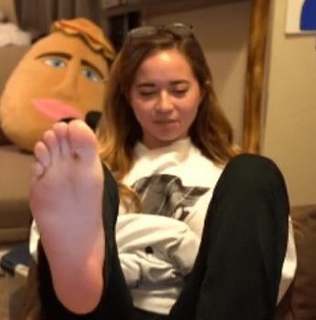 Maya Higa feet photo thumbnail
