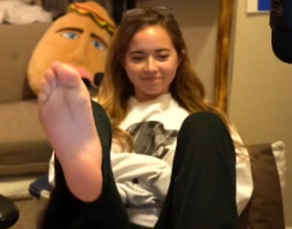Maya Higa feet photo thumbnail