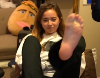 Maya Higa feet photo thumbnail