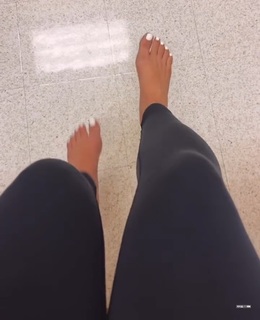 Maycee Barber feet photo thumbnail