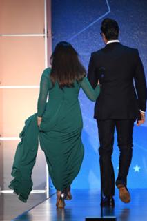Mayim Bialik feet photo thumbnail