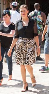 Mayim Bialik feet photo thumbnail