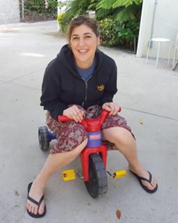 Mayim Bialik feet photo thumbnail