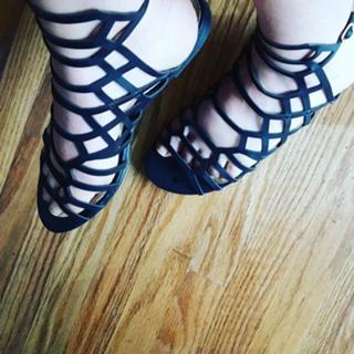 Mayim Bialik feet photo thumbnail