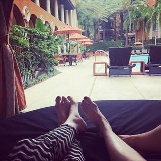 Mayim Bialik feet photo thumbnail