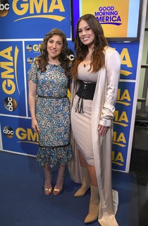 Mayim Bialik feet photo thumbnail