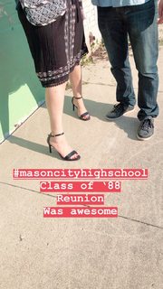 Mayim Bialik feet photo thumbnail