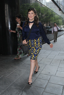 Mayim Bialik feet photo thumbnail
