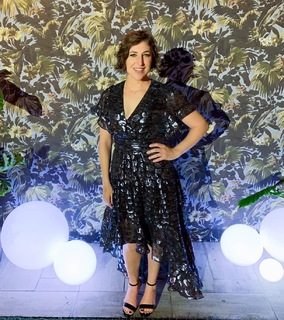 Mayim Bialik feet photo thumbnail
