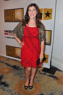 Mayim Bialik feet photo thumbnail