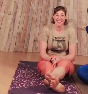 Mayim Bialik feet photo thumbnail