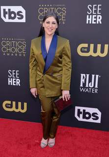 Mayim Bialik feet photo thumbnail