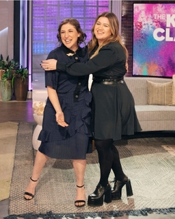 Mayim Bialik feet photo thumbnail