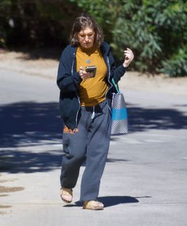 Mayim Bialik feet photo thumbnail