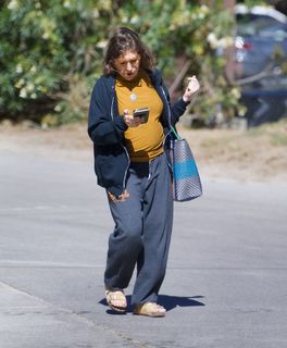 Mayim Bialik feet photo thumbnail
