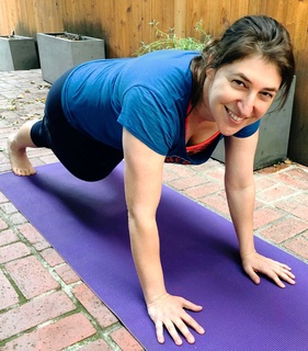 Mayim Bialik feet photo thumbnail