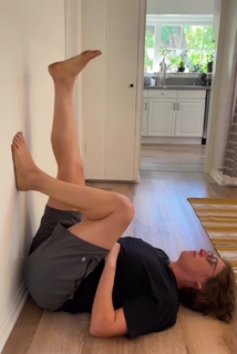 Mayim Bialik feet photo thumbnail