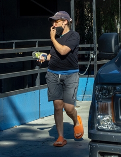 Mayim Bialik feet photo thumbnail