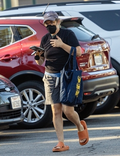 Mayim Bialik feet photo thumbnail