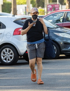 Mayim Bialik feet photo thumbnail