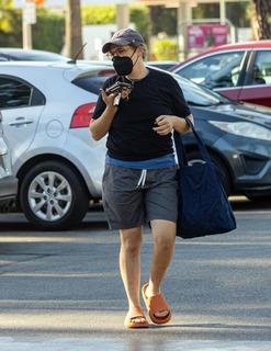 Mayim Bialik feet photo thumbnail