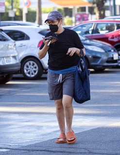 Mayim Bialik feet photo thumbnail
