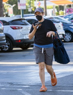 Mayim Bialik feet photo thumbnail