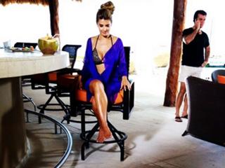 Mayrín Villanueva feet photo thumbnail