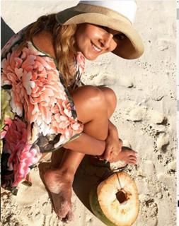 Mayrín Villanueva feet photo thumbnail