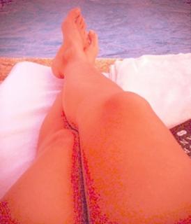 Mayrín Villanueva feet photo thumbnail