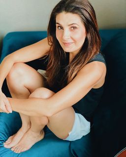 Mayrín Villanueva feet photo thumbnail