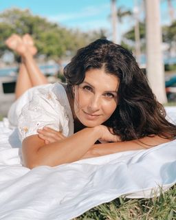 Mayrín Villanueva feet photo thumbnail