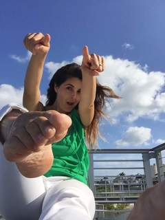 Mayrín Villanueva feet photo thumbnail