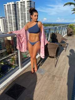 Mayrín Villanueva feet photo thumbnail