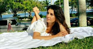 Mayrín Villanueva feet photo thumbnail