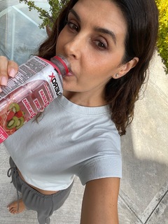 Mayrín Villanueva feet photo thumbnail