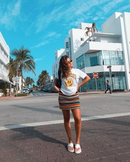Maísa Silva feet photo thumbnail