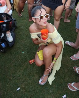 Maísa Silva feet photo thumbnail